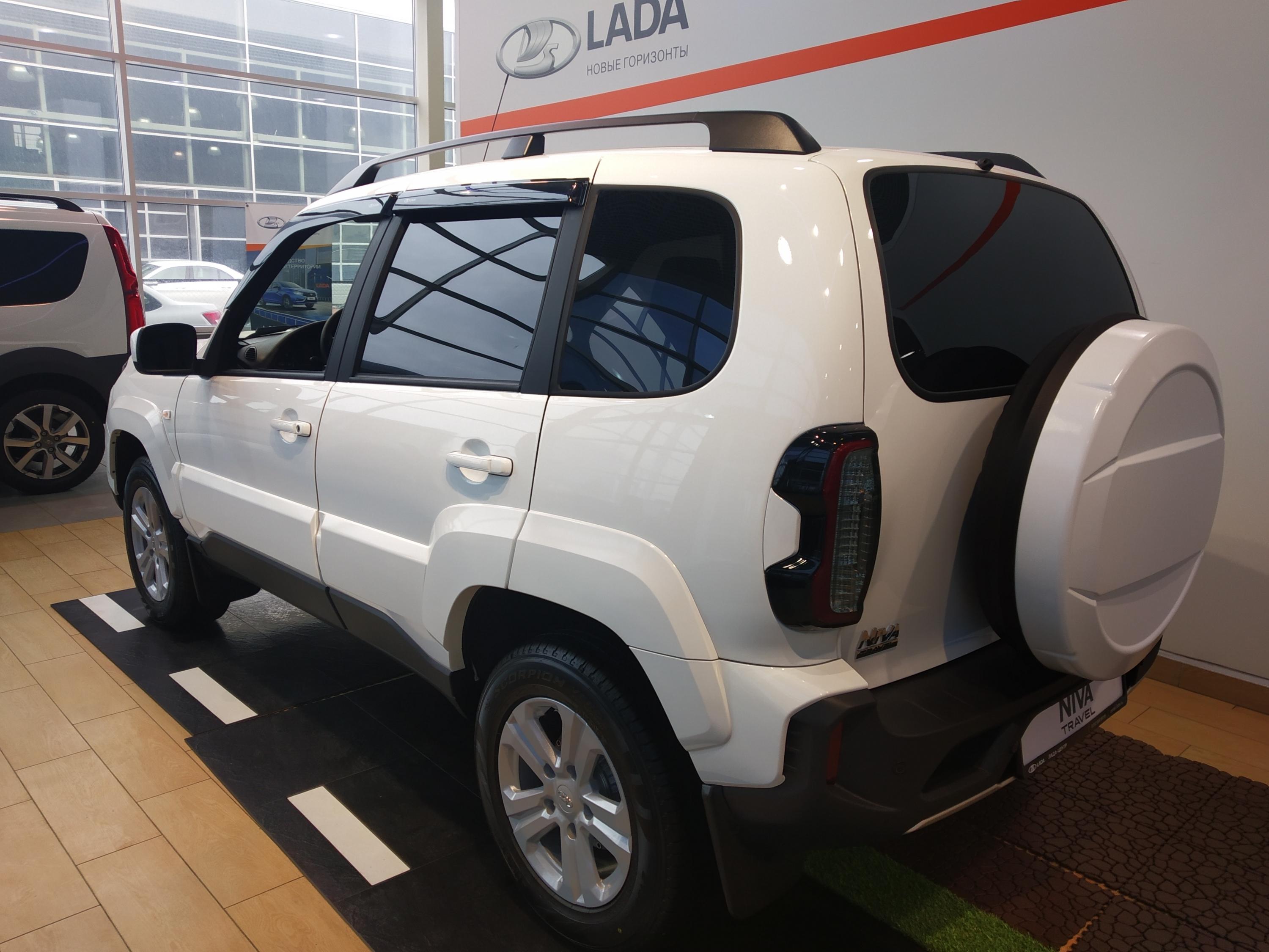 Lada Niva Travel белая